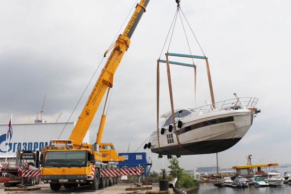 Работает автокран LIEBHERR LTM-1200-5.1