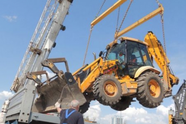 Погрузка техники на шаланду автокраном