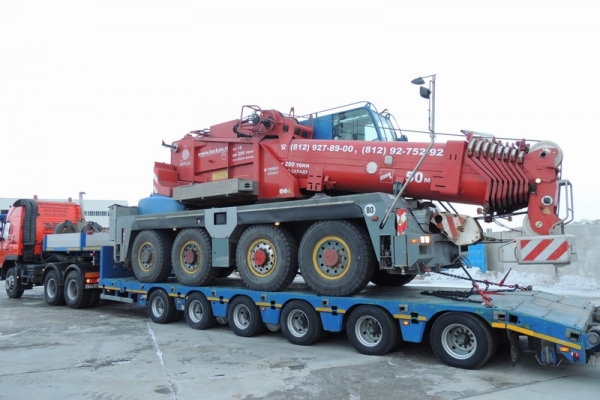 Трал перевозит автокран TEREX-DEMAG