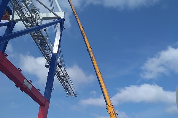 крана LIEBHERR LTM 1200 работает на высоте 70м