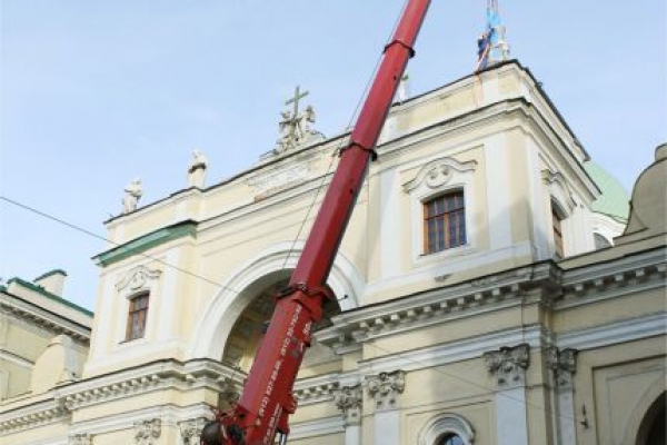 Кран демонтирует скульптуру с Базилики Скульптуру будут реставрировать