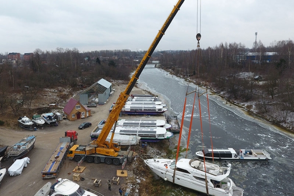 Автокран LIEBHERR 200 тонн поднял яхту на берег