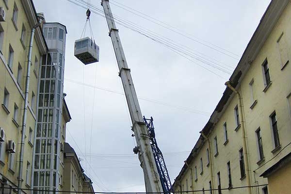 автокрана LIEBHERR LTM 1100-4.1 осуществляет монтаж холодильного оборудования