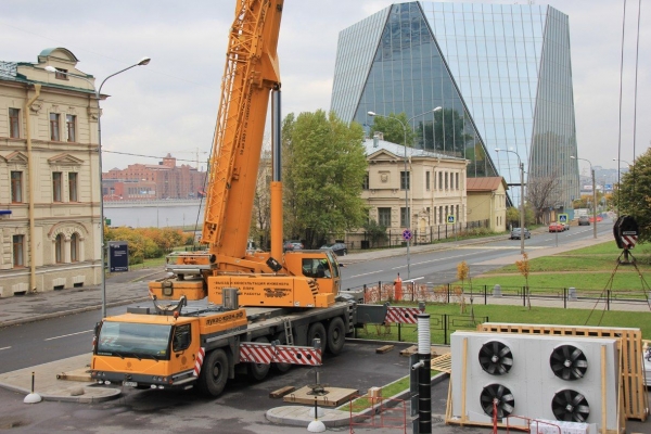 Монтаж оборудования краном LIEBHERR