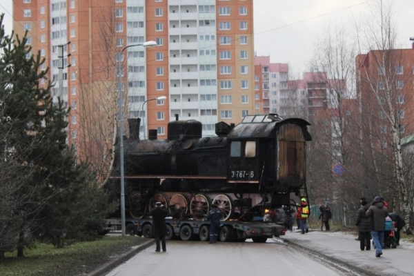 Паровоз движется по асфальту